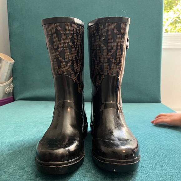 Michael Kors Women's Rain Boots Size 10 Black Rubber- MK Monogram Pattern - Picture 2 of 6